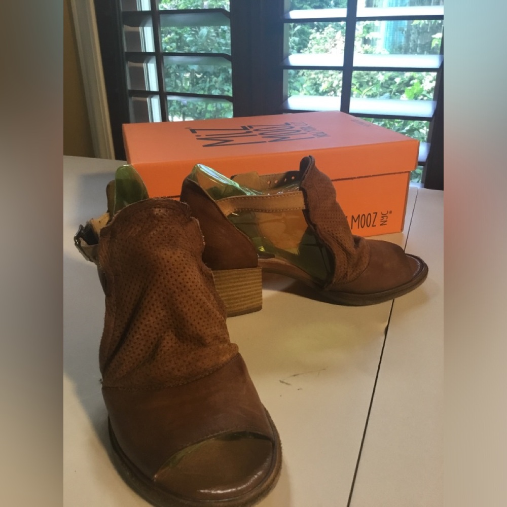 Miz Mooz leather open toe shoes. Size 38  (7) good used condition